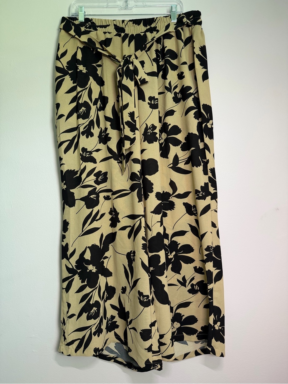 BloomChic Black Tan Floral Wide Leg Pants Plus Size 18-20 - Picture 2 of 6